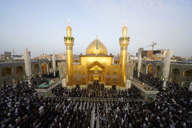 Lapisan Emas Kubah dan Menara Makam Imam Ali